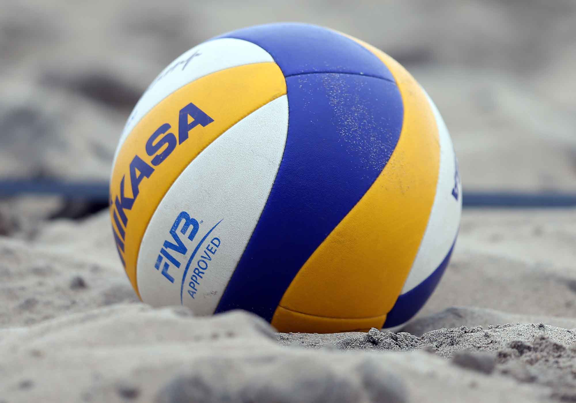 Волейбол вики. Волейбольный мяч Микаса. Mikasa пляжный мяч. Волейбольный мяч Beach Volleyball. Пляжка волейбол.